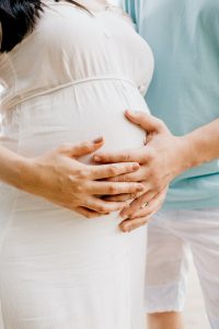A girl is pregnant, but the boy doesn't know how to tell her that he doesn't want to be a dad.